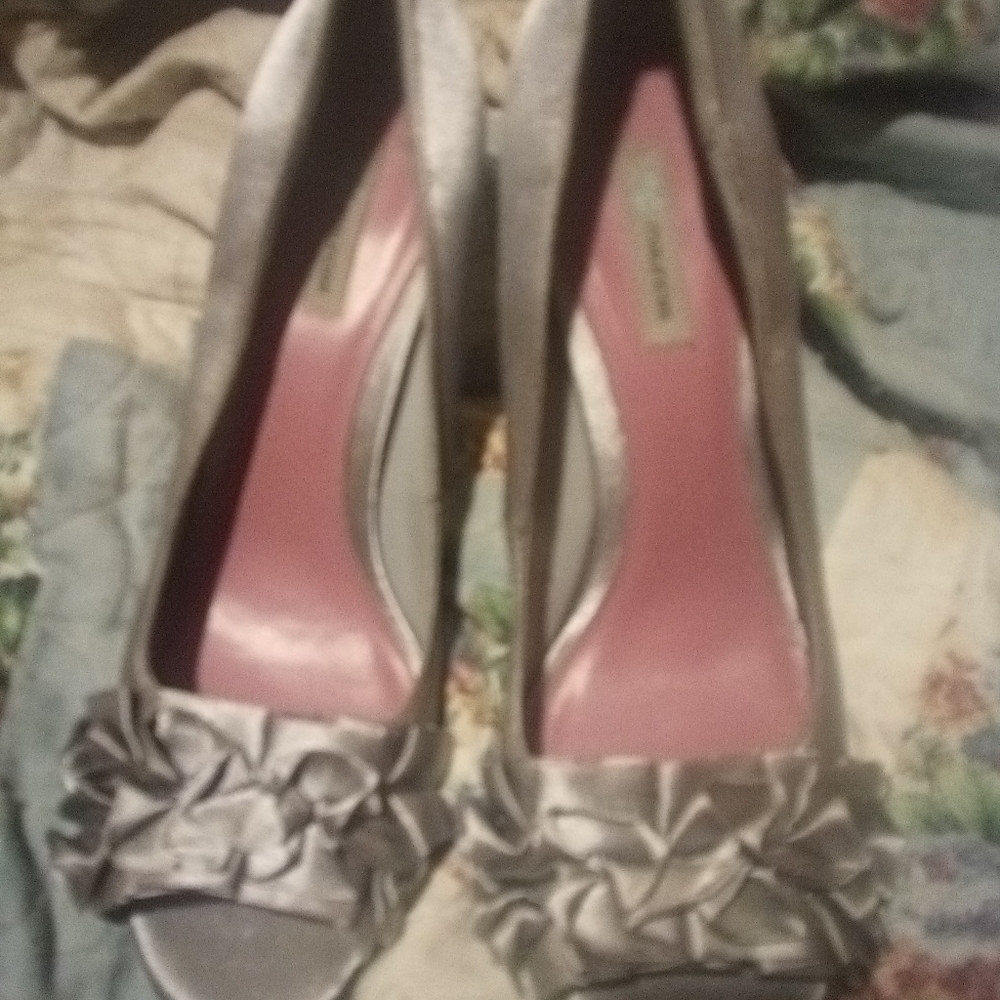 Beautiful open toes silver heely